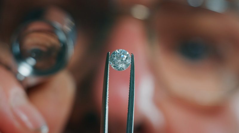 how to spot fake moissanite